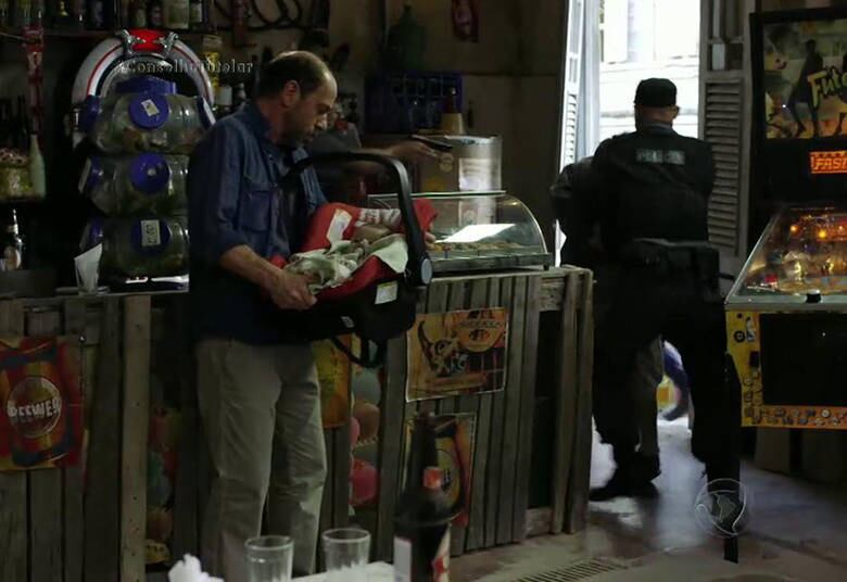 A polícia chegou e prendeu os envolvidos. A criança foi levada para um abrigo em segurança