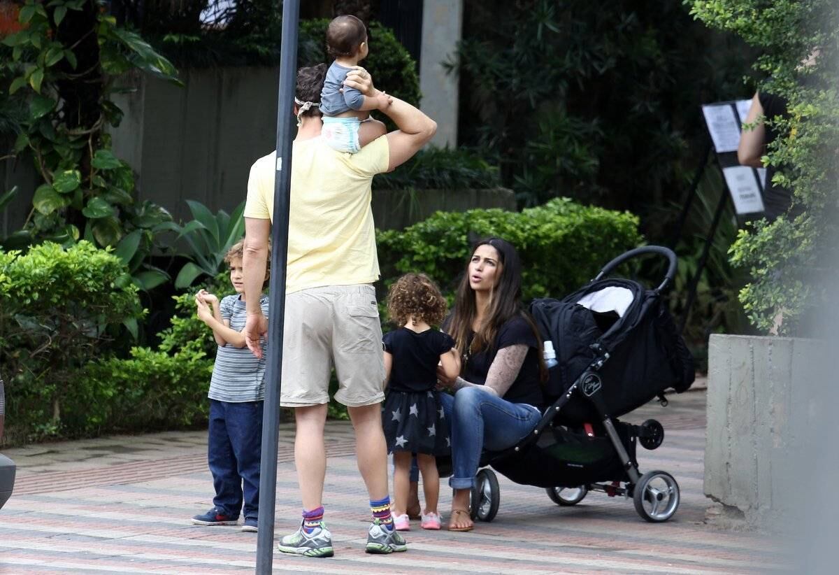 Quando Camila cansou de tanto andar, parou para sentar no carrinho de bebê