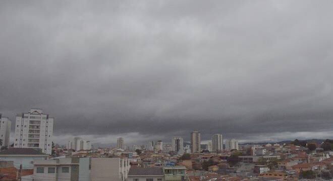 Semana começa com tempo encoberto e sensação de frio