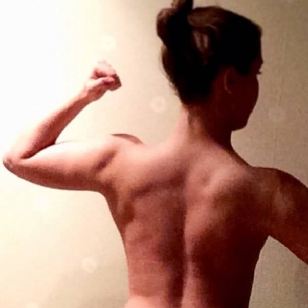 Exibindo um pouco mais dos músculos conseguidos por meio da musculação, a sueca diz que "luta pelo progresso, não pela perfeição"