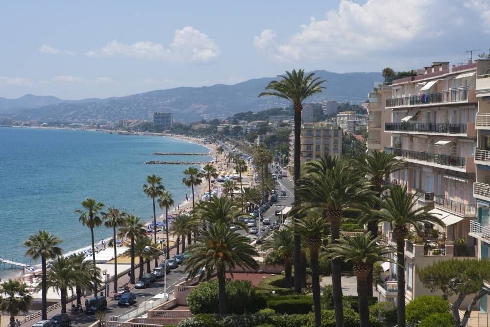 O balneário de Cannes, no sul da França, é conhecido pelo festival de cinema e atrai ricos e famosos. A filha de Cunha foi para lá...