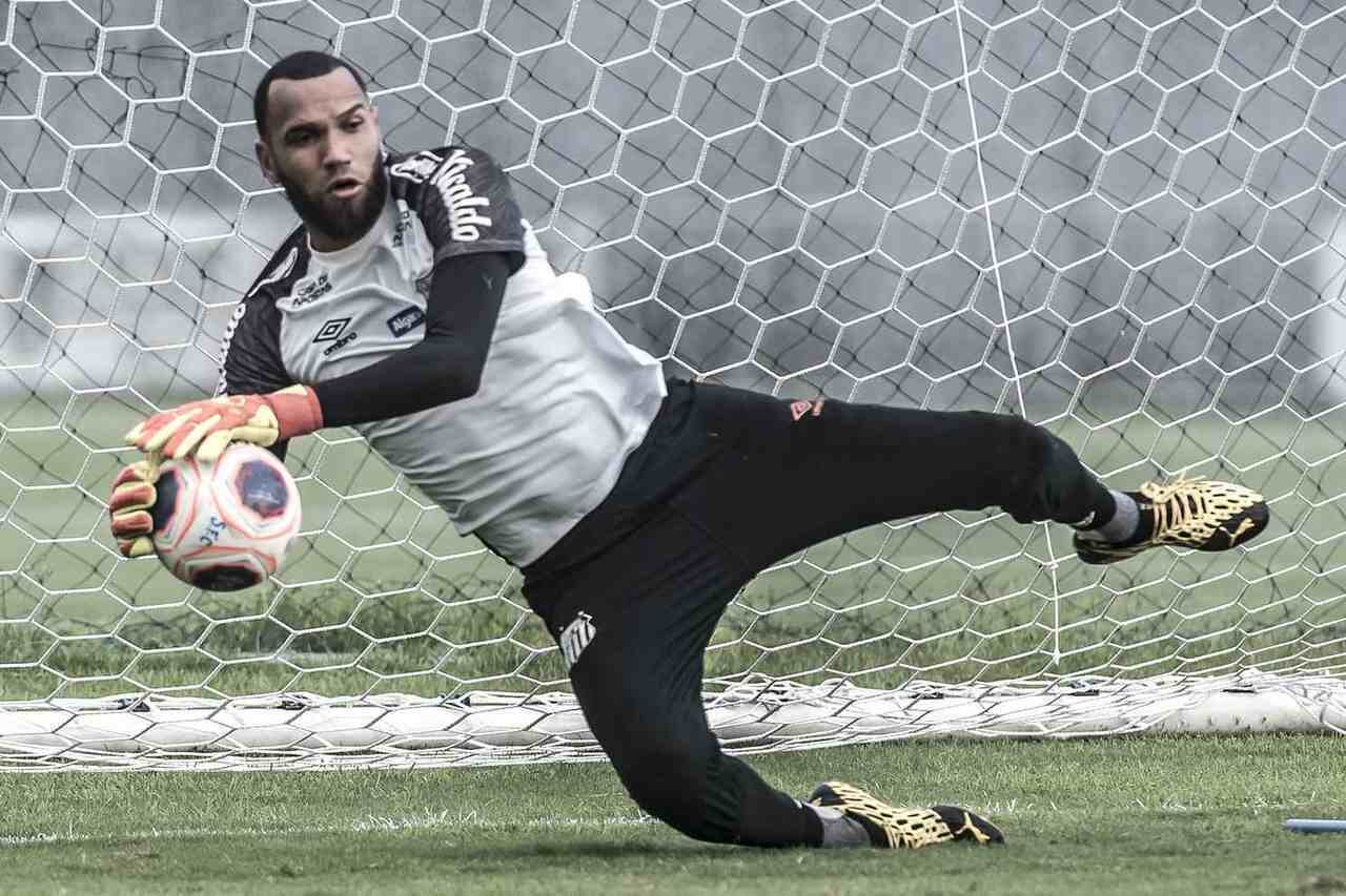 Éverson - O goleiro Éverson entrou na justiça contra o Santos pedindo a rescisão do seu contrato. O atleta alega dívida do clube em cinco meses de direito de imagem, além da redução de 70% dos salários em carteira nos últimos três meses, mesmo sem o seu consentimento, bem como do restante dos jogadores.