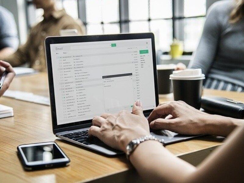 FAÇA UM PLANO FINANCEIRO PARA SE MANTER NO INÍCIO DA NOVA CARREIRA 
Essa é uma das maiores barreiras para quem quer mudar, mas pode
ser revertida.  Guarde uma quantia por mês, até ter um valor considerável para se
manter fora do emprego antigo. Uma ótima forma de se manter durante esse processo de mudança é
realizando trabalho freelancer. Assim, você organiza melhor o seu tempo,
consegue dar atenção a eventuais estudos, e continua pagando suas despesas.