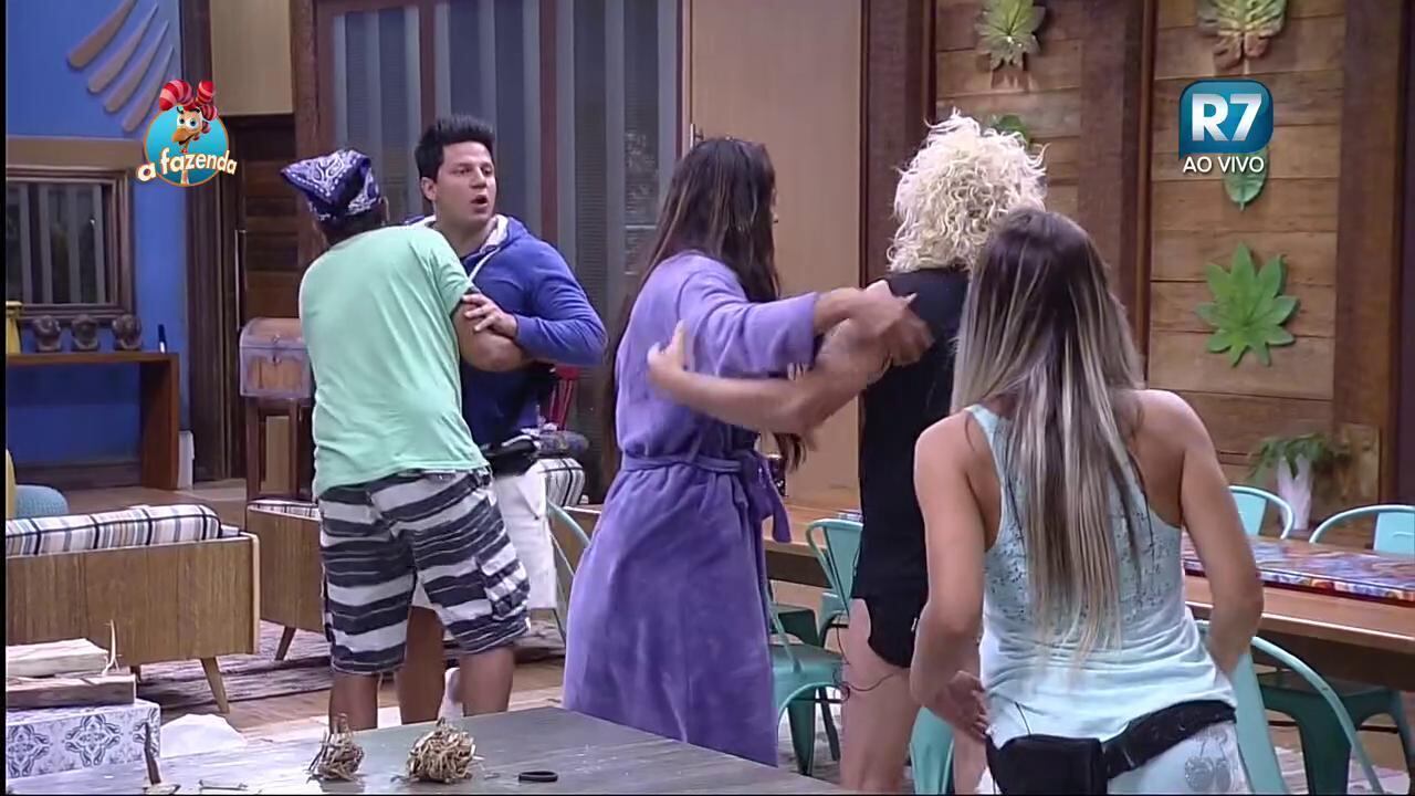 — Moleque é você! — respondia Thiago, enquanto xingava e partia para cima de Ovelha, com Luka e Rebeca tentando o afastar do peão, que se assustou com a reação do cantor e chegou a pedir para ele "não lhe bater". Assista aqui a sequência da briga entre Ovelha e Thiago Servo

+ Revoltados! Peões pedem a saída da Fazendeira do reality
+ Douglas sensualiza para Rayanne e Luka na festa do Pijama
+ Ana Paula e Luka abrem Festa do Pijama com debate sobre os peões
+ Barraco histórico entre Ovelha e Luka marca visita de Geraldo Luís
