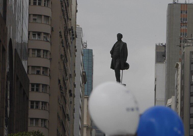 Praça Mauá reabre em clima de festa