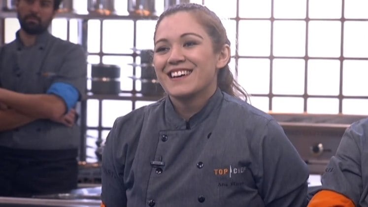 “Parece
uma adolescente que está brincando”, disse o chef Emmanuel sobre a conduta de Ana Hirata.
A chef ficou chateada após o jurado dizer que ela precisava ter mais foco na hora de preparar
os pratos: “Foi a primeira vez que me criticaram por cozinhar feliz”.