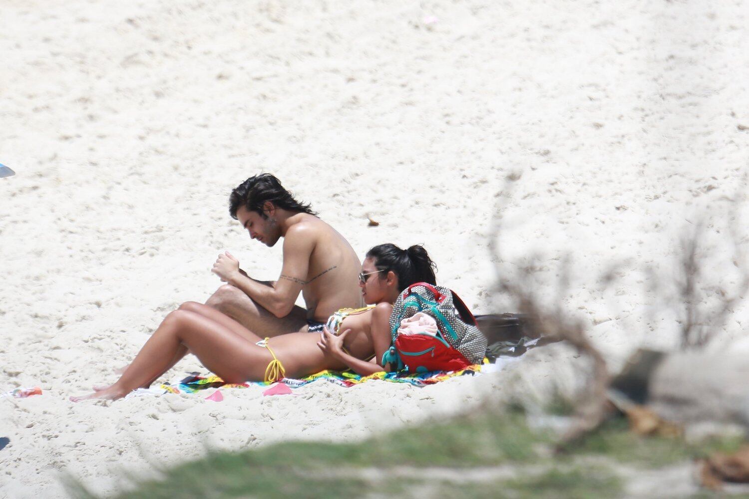 De acordo com a coluna Retratos da Vida, do jornal Extra, Yanna Lavigne e Bruno Gissoni vão oficializar o relacionamento em breve 
