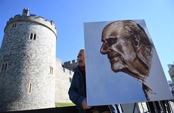 Enquanto alguns só marcaram presença do lado de fora do castelo, outros prestaram diversas homenagens. Na foto, a artista Kaya Marr segura um retrato do príncipe Philip