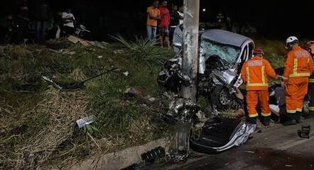 Motorista perdeu o controle e bateu contra uma placa