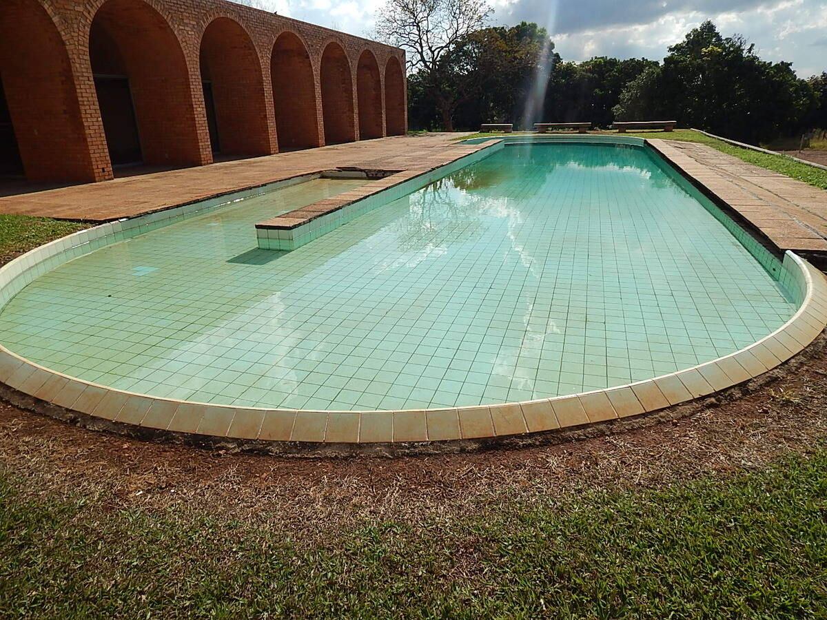 A piscina da mansão tem duas entradas: uma com rampa e outra com escada