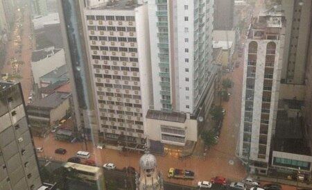 Avenida Rio Branco foi tomada pela água