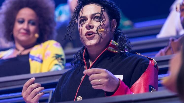 E essa jaqueta college de Rosrigo Teaser? O intérprete de Michael Jackson não errou na escolha do figurino