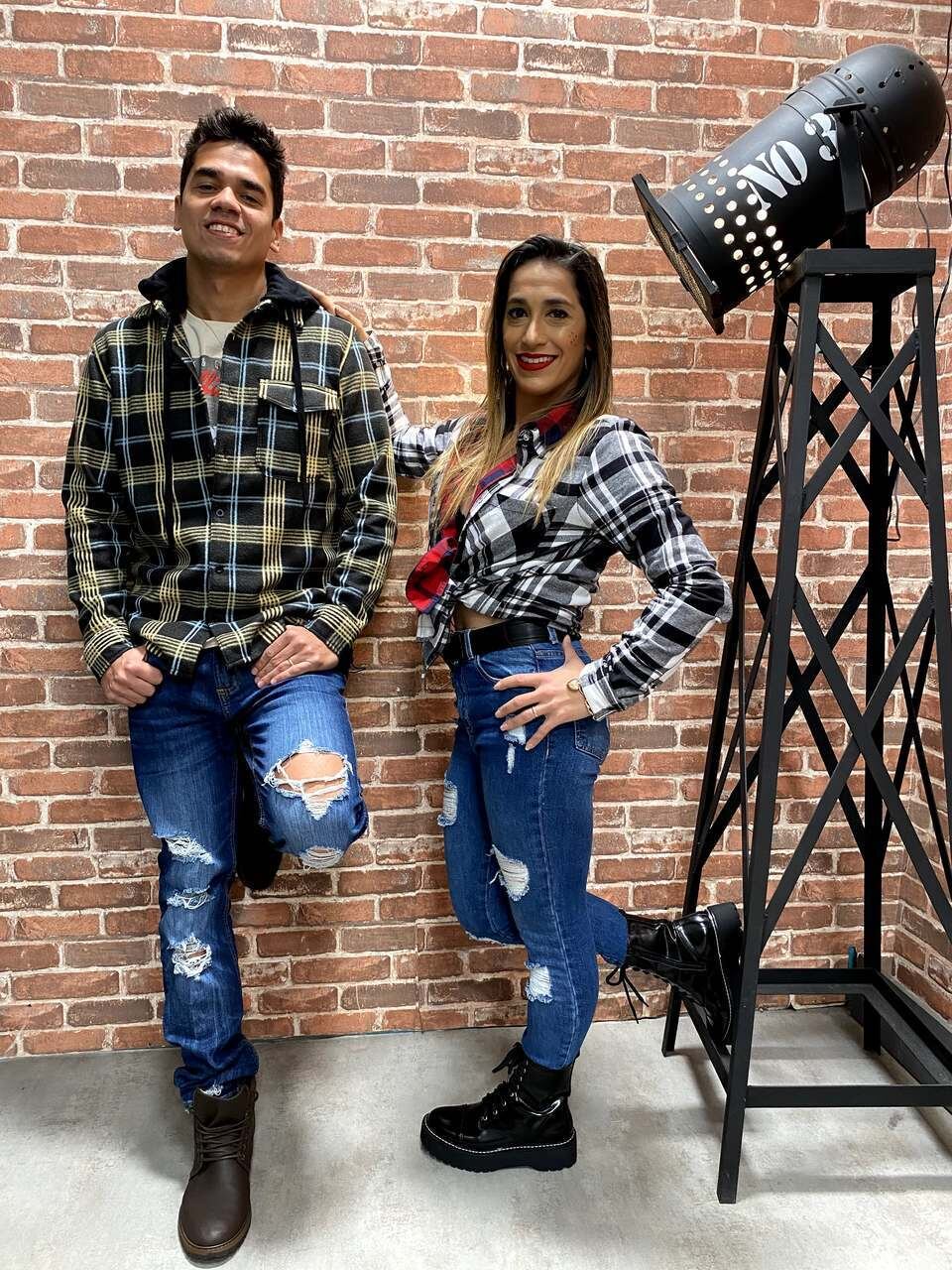 Se liga na combinação entre jeans e xadrez do casal Dany Hypólito e Fábio Castro