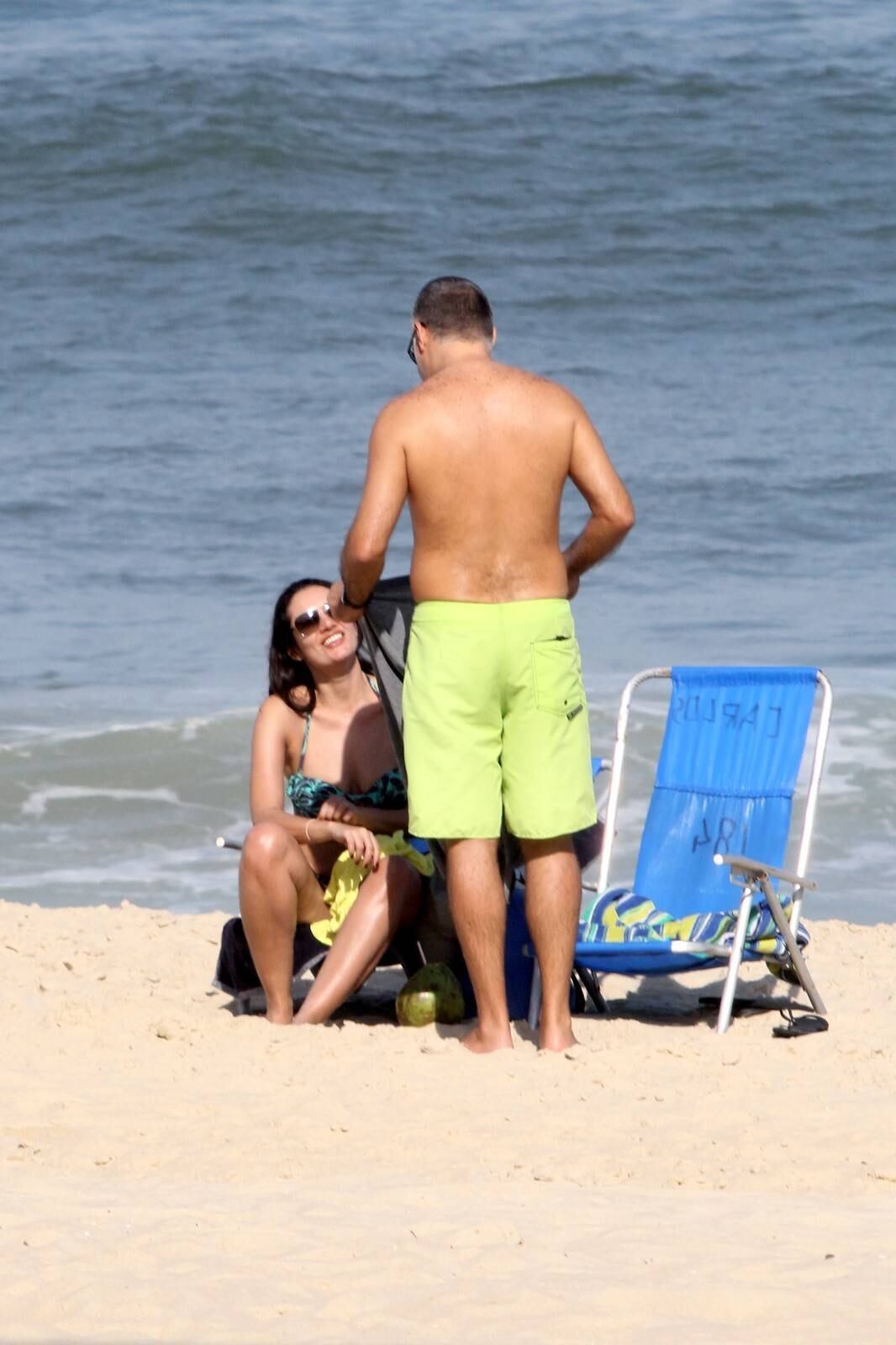 Patrícia Poeta tira o dia para reforçar o bronzeado em praia do Rio