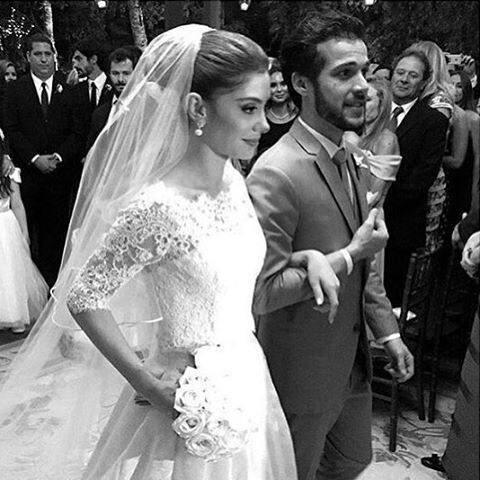 Luiza Tellechea usou um vestido com um grande véu. Esta foi a segunda celebração da união dos dois. A primeira aconteceu na última quinta-feira (10), na capela do Cristo Redentor