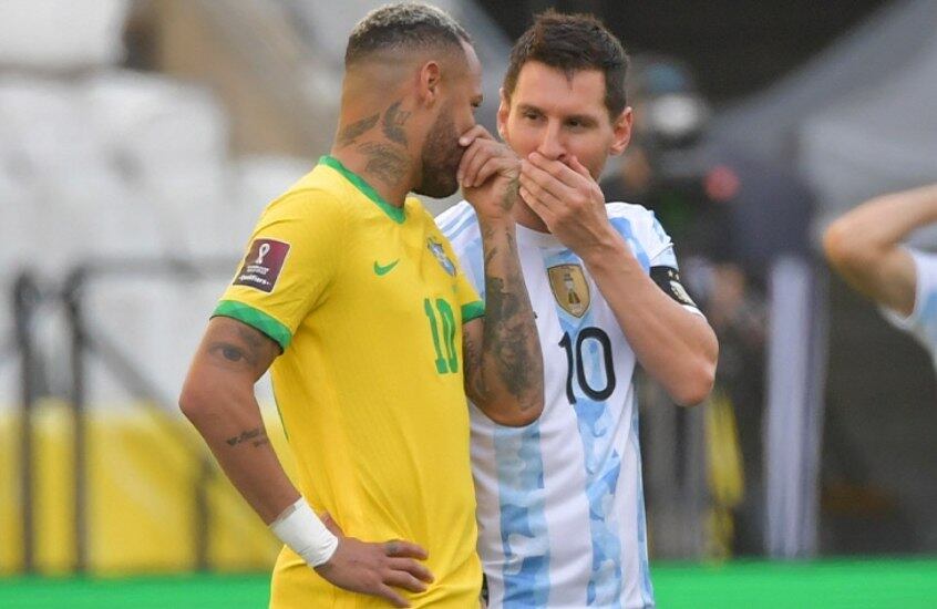 Neymar e Messi conversam durante paralisação