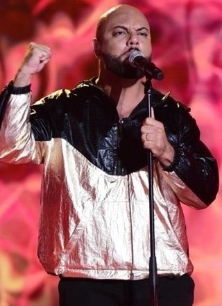 No palco

Subir ao palco e se apresentar para o Brasil é
um desafio e tanto, mas que é superado a cada batalha: “Claro que cantar diante
da rainha e de jurados do mais alto escalão faz qualquer pessoa tremer! Mas
antes de cantar, eles te apresentam ao público e quebram o gelo. Isso faz você
se acalmar aos poucos. A dica que dou, parafraseando a cantora Pitty, é para
ser você mesmo, ainda que seja estranho ou bizarro. Assim, sem criar um
personagem, é a melhor maneira de vencer o nervosismo”, aconselha.