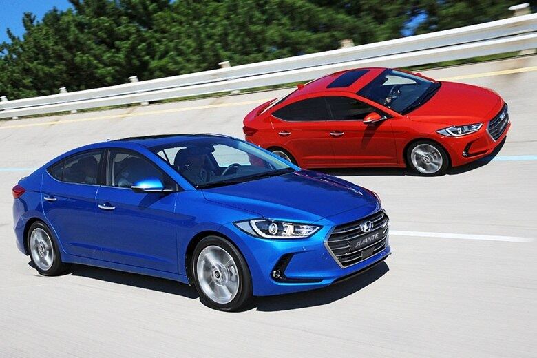 Esta sexta geração do Hyundai Elantra é maior e mais larga que a atual, à venda no Brasil. A carroceria cresceu 2 cm no comprimento (4,57 m), 2,5 cm na largura (1,80 m) e 0,5 cm na altura (1,44 m). O entre-eixos foi mantido (2,70 m) e a carroceria passa a ter 32% de aços de alta resistência na composição, o que aumentará sua rigidez torcional