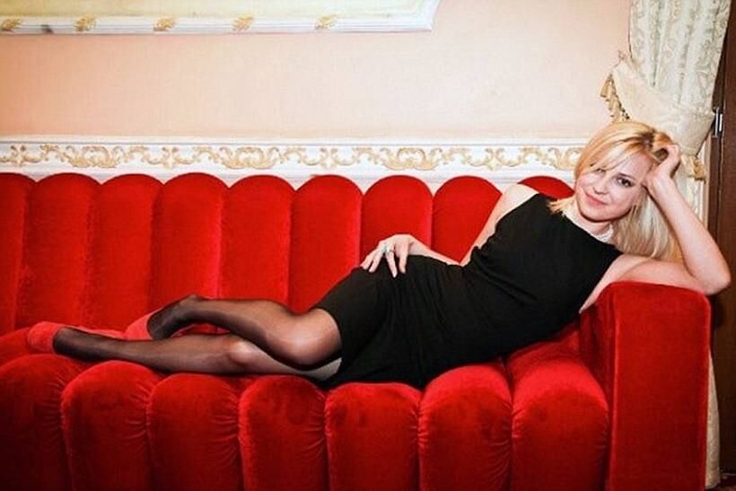 Os conflitos da separação da Crimeia parecem estar longe de acabar, mas o
presidente russo Vladimir Putin encontrou uma forma muito mais bela de
causar alvoroço dentro desse assunto.

A loira
Natalia Poklonskaya, de 33 anos, assumiu na última semana o cargo de
procuradora-geral da Crimeia, por indicação da Rússia. Depois da morte
de um soldado ucraniano, Natalia participou de uma coletiva de imprensa e
arrebatou o coração de pessoas do mundo inteiro.



A seguir, veja mais fotos da bela e poderosa Natalia
