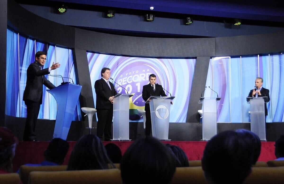 O apresentador do Balanço Geral Manhã, Bruno José, quis saber se Magela se envergonha de seu partido e por isso não está usando a camisa vermelha do PT em sua campanha. Magela garantiu que tem muito orgulho em ser petista
— Acho que não ficaria bem eu vim para televisão com camisa vermelha enquanto estão todos tão alinhados. A camisa vermelha eu uso na rua, uso em casa, tenho muito orgulho do que o PT fez no nosso País.