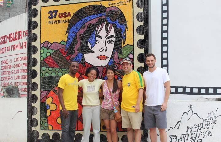 No
local, há ainda outros pontos que fazem referência à passagem do Rei do Pop pela
favela, um deles é o mosaico assinado pelo artista plástico Romero
Britto