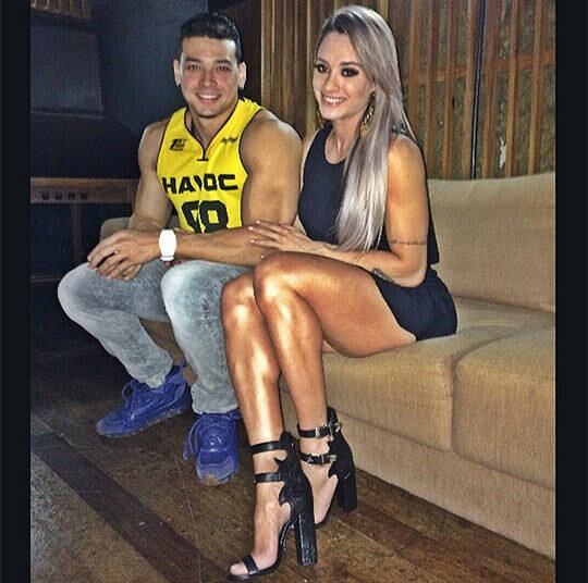 — A gente começou a se entender e eu vi que ele estava
interessado. Então, eu mostrei que também estava. A gente ficou e passou a
namorar. Mas, se ele não tivesse feito nada, não tivesse chegado, eu não
chegaria. Eu não consigo — confessou

+ Juju Salimeni dá conselhos para os participantes do Me Leva Contigo e confessa: “Sou à moda antiga”

+ Ana Hickmann: “Quando você arranca um sorriso de uma mulher, você conquista”

+ Rodrigo Phavanello diz qual habilidade mostraria no show: “Ensinaria defesa pessoal”
