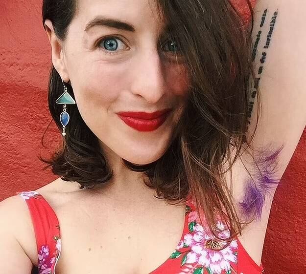 "Admito, no começo não foi completamente natural para mim", explica Emily. "Somos programados desde muito cedo para que os pelos do corpo sejam tidos como feios e pouco atraentes. Agora eu adoro, é muito macio"

Veja também: Mulher com condição rara de saúde desmaia toda vez que dá risada
