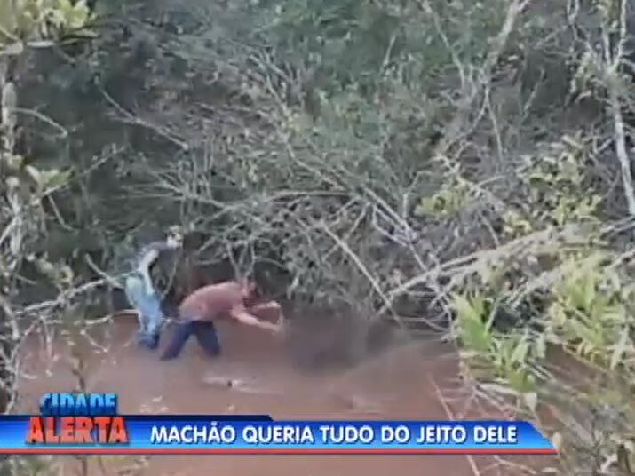 Alex foi preso e confessou o crime. As filhas dela, de 3 e 6 anos, ficaram sozinhas até serem encontradas por uma vizinha. Assista ao vídeo
+ Quer ver tudo o que rolou no Cidade Alerta? Veja a íntegra no R7 Play