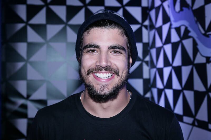 Caio posou sorridente para as fotos