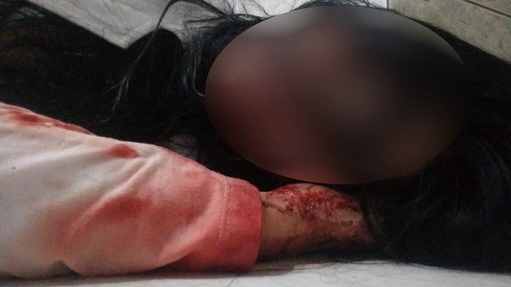 Uma esteticista de 36 anos foi vítima de violência doméstica na noite deste domingo (24), no distrito de São Lucas, zona leste de São Paulo. O agressor foi preso em flagrante. O crime ocorreu na rua Antônio Fontoura Xavier, vila Paulo Silas, por volta das 22h30. De acordo com o capitão Luiz, porta-voz da Polícia Militar, uma amiga da vítima acionou a corporação, pois havia recebido uma ligação de vídeo da mulher em que ela relatava estar sendo agredida pelo marido, que dizia que iria matá-la