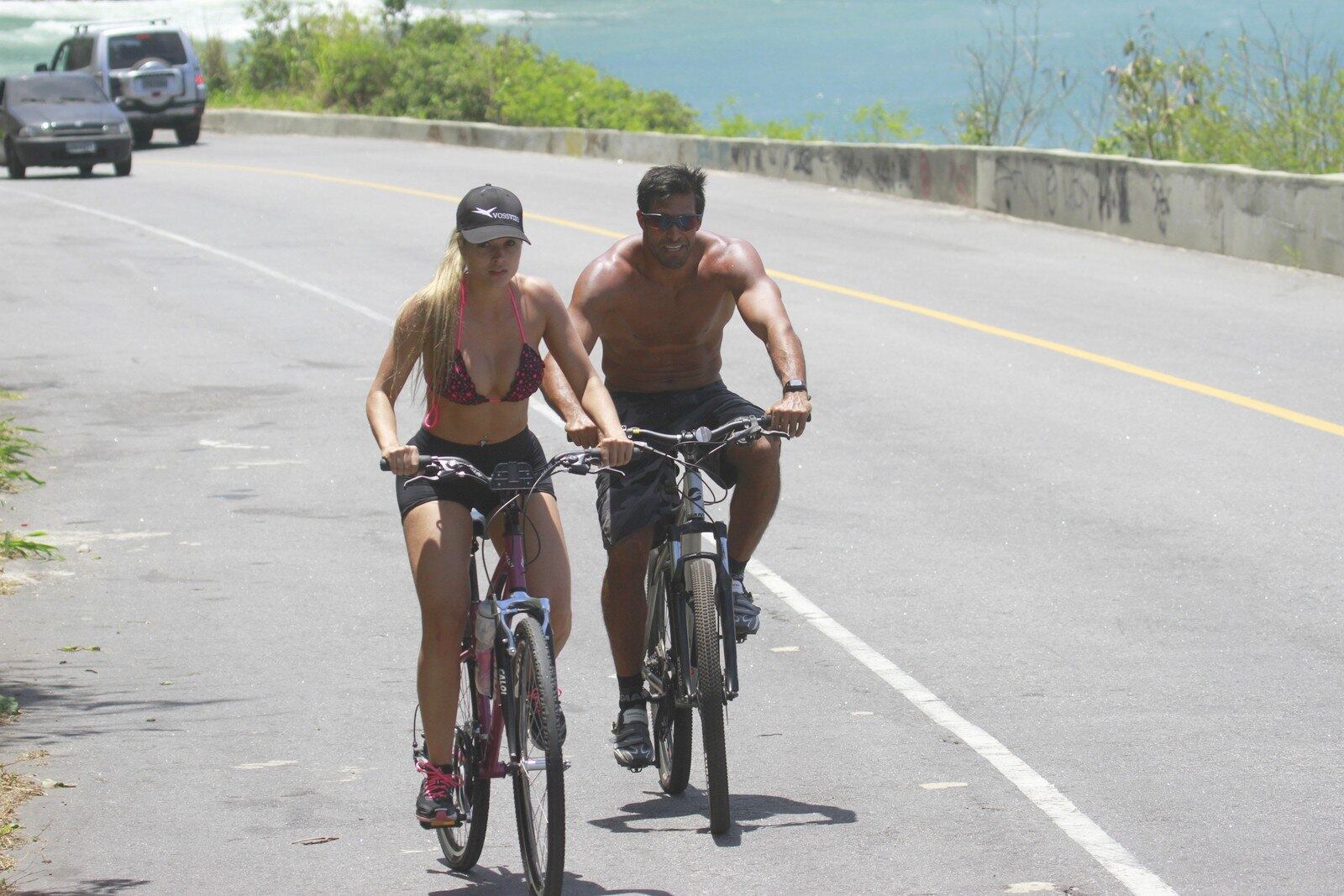 Beto e Aryane pedalam na praia de Grumari, no Rio de Janeiro
