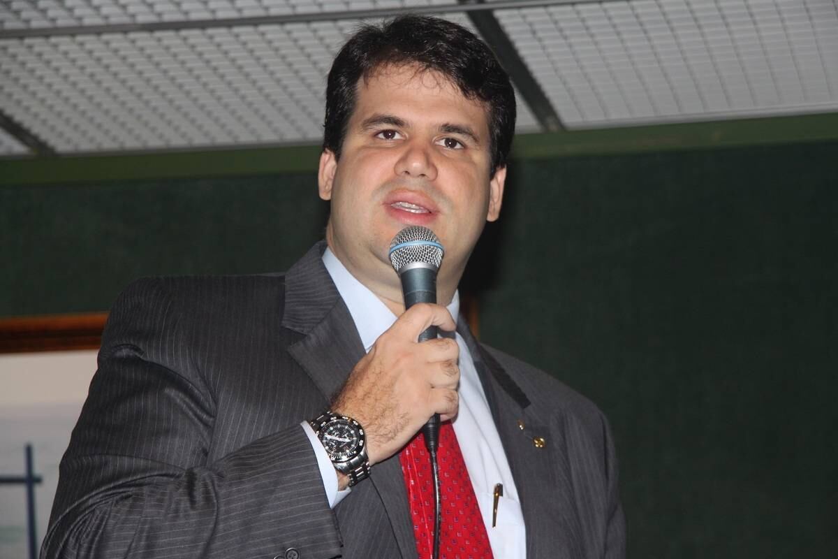 Deputado foi rendido junto a um amigo
