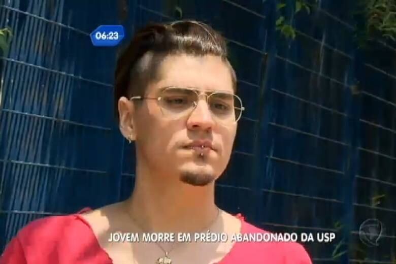 A jovem caiu de uma altura de cerca de dez metros — o equivalente a três andares. Bruno, um amigo da vítima, foi o primeiro a socorrer a universitária. 

— Eu estava no último [andar], eu desci, peguei ela no poço, tentei reanimar, corri, chamei a guarda universitária.

O estudante disse ainda que o grupo havia acabado de sair de um bar e esperava um ônibus quando decidiu entrar no prédio
