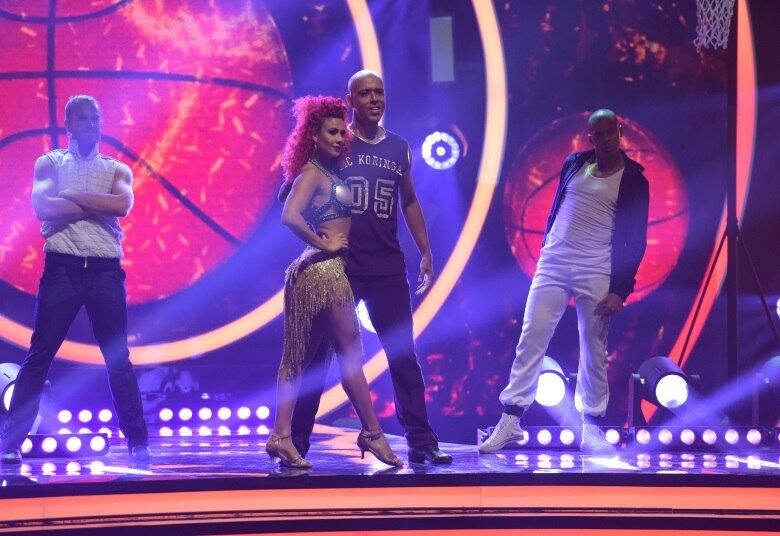MC Koringa e Bella se inspiraram na energia do basquete para a quarta apresentação. A dupla agitou a plateia ao dançar quickstep e contagiou o coração dos jurados, que estavam bem atentos para a coreografia do casal