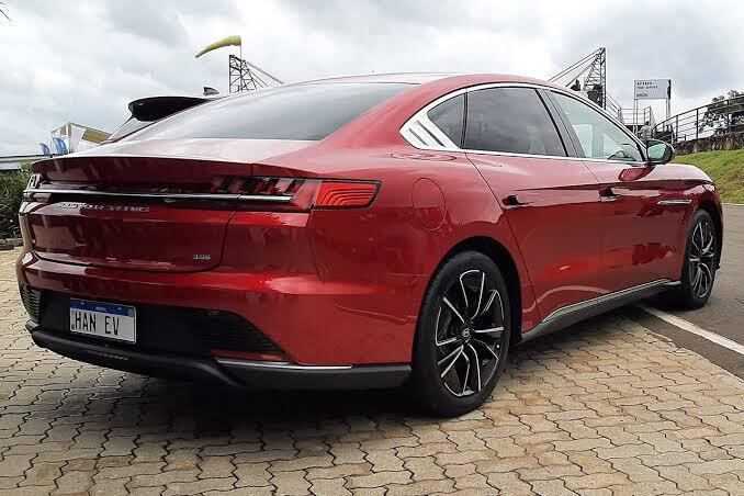 Sedã tem traços esportivos e perfil elevado e longilíneo com quase 5m de comprimento