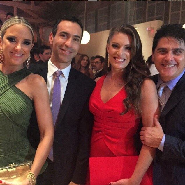 Ticiane Pinheiro e Cesar Tralli posando ao lado de Elaine Mickely e Cesar Filho
