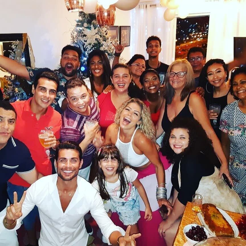 Catia Paganote passou a noite do dia 24 reunida com amigos e familiares. A ex-Paquita também deixou mensagem. Veja um trecho dela.

— No íntimo de cada um de nós está o sentimento mais puro, aquele que norteia o significado verdadeiro da comemoração. Todos sabem que Jesus é o nosso salvador e o porto seguro onde depositamos nossas esperanças, aquarela de todas as emoções num só bondoso coração, liberando em todos nós as bênçãos da confraternização! Feliz Natal