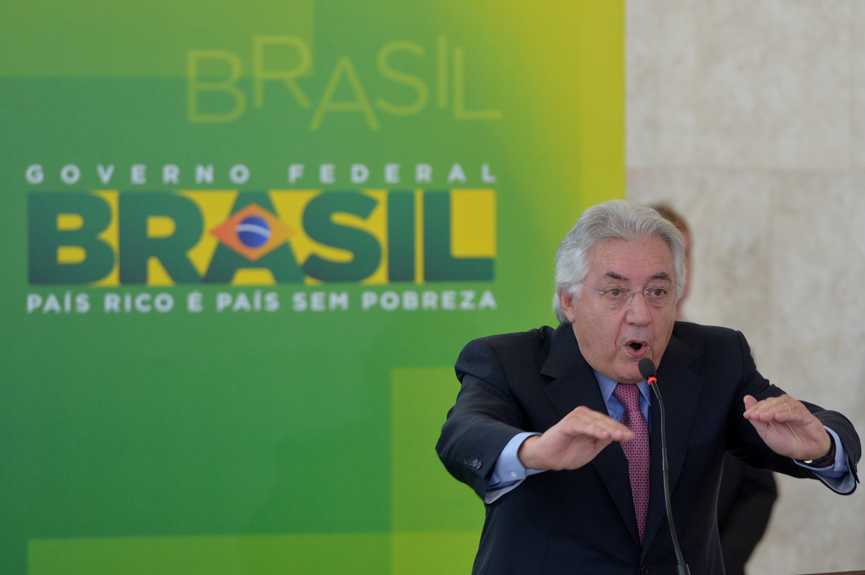 A resolução poderá levar Afif a ser questionado pela simultaneidade de
atribuições entre o governo federal e o de São Paulo, já que o texto
explica que o conflito de interesses "independe do recebimento de
qualquer retribuição pela autoridade"