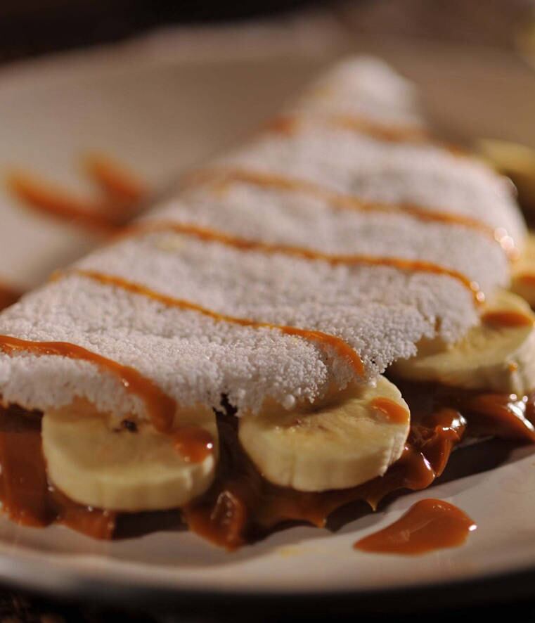 Para
começar bem o dia, nada melhor que um café da manhã fácil de preparar. A Tapioca
de Doce de Leite é uma dessas receitinhas que parecem de mãe: rápida
de fazer e uma delícia de comer! Não demora nem 15 minutos e ainda tem a
vantagem de poder variar com a fruta da sua preferência. Uma experiência e
tanto, que vale repetir a qualquer hora do dia. Veja a
receita completa. 