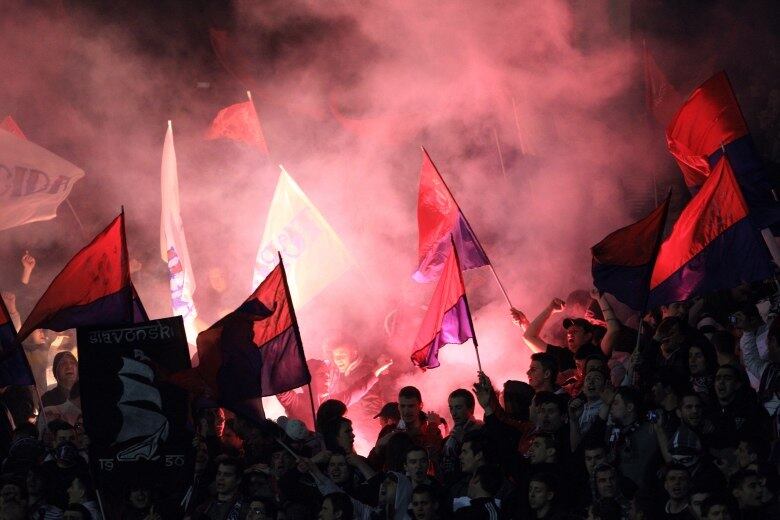 O estádio Maksimir. do Dínamo Zagreb, da Croácia, tem capacidade para 40 mil pessoas. Contudo, com os assento próximos uns dos outros a impressão é de que sempre há mais pessoas do que a realidade. Nos início dos anos 90 houve um intenso conflito entre torcedores do Dínamo e do Red Star, de Belgrado