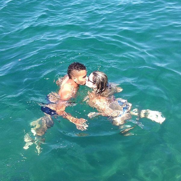 Dani Souza, a ex-Mulher Samambaia, está com o atacante Dentinho, ex-Corinthians, desde abril de 2011. Os dois se casaram e já têm três filhos: Bruno Lucas, Sophia e Rafaella