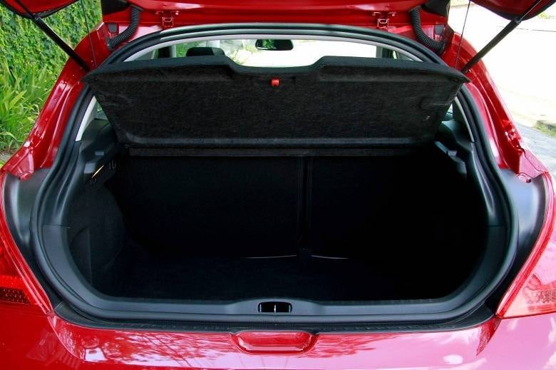 Capacidade do porta malas é generosa para a categoria: 430 litros

ACELERAMOS O PEUGEOT 308 COM CÂMBIO AUTOMÁTICO DE SEIS MARCHAS! CONFIRA O TESTE

Saiba tudo sobre carros! Acesse R7.com/carros
E confira os melhores preços de novos e usados em r7.icarros.com.br 