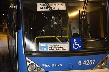 Segundo a PM, cerca de 20 homens invadiram o coletivo e ordenaram a saída de todos