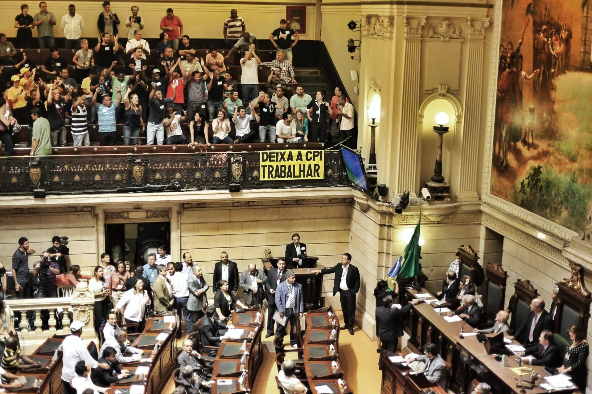 Do outro lado, que apoiava o presidente Chiquinho Brazão, chamava os manifestantes de "maconheiros". Eles rebateram chamando os que estavam do lado de Brazão de "milicianos"