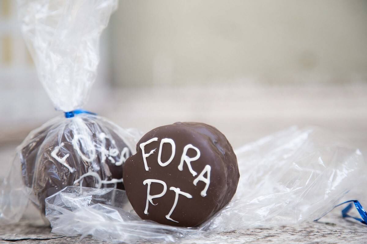Milhares de manifestantes foram às ruas protestar contra o governo
federal na tarde deste domingo (12). Na cidade de São Paulo, o protesto
ocorreu na avenida Paulista, mas aconteceram manifestações em outras
partes do mundo. Veja os melhores registros.Um dos mimos da manifestação foi o pão de mel decorado com "Fora PT"