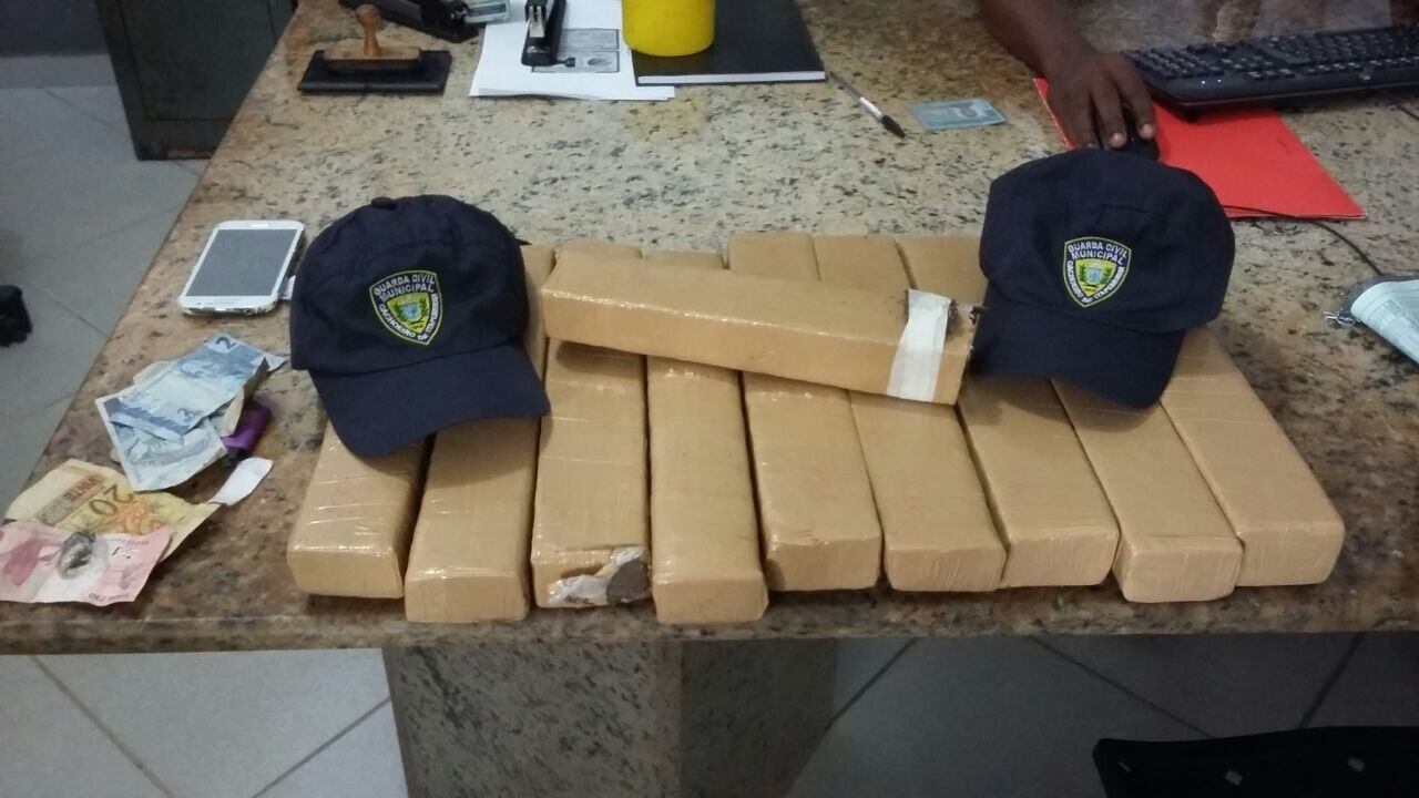 Os suspeitos transportavam oito quilos de maconha, em duas mochilas, e seguiam para Vitória, quando foram presos