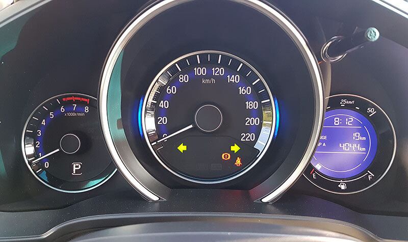 O quadro de instrumentos traz três círculos, tal qual no Fit, com o velocímetro ao meio e o conta-giros à esquerda

TESTE: 'Quase gêmeo' do Fit, Honda WR-V mira quem não tem grana para ter um HR-V