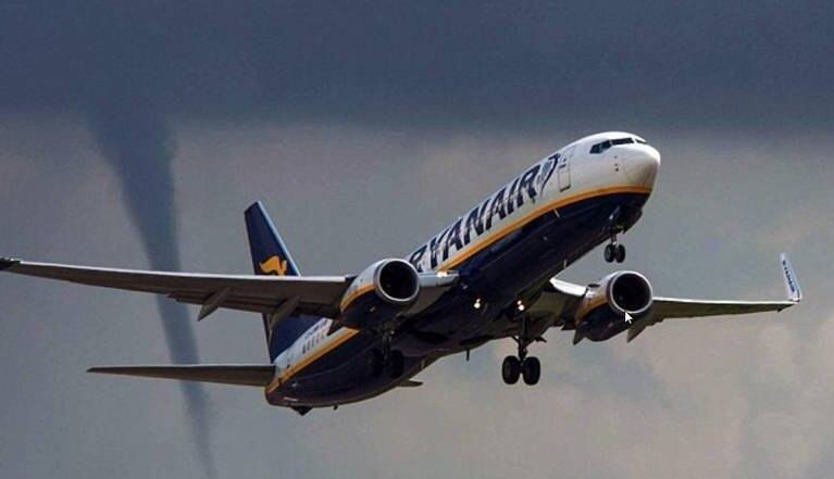 Usar o celular durante o voo coloca um avião em risco? Cientistas explicam essa questão polêmica
Você já deve ter se perguntado o motivo para os comissários de bordo pedirem tão insistentemente para deixar o smartphone em modo avião durante o voo. Embora a medida já esteja sendo relaxada em diversos aeroportos (prevalecendo principalmente em pousos e decolagens), muitos a encaram como inútil.
Mas pilotos do blog americano AirlineUpdates responderam a questão de forma direta