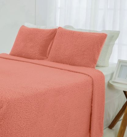 Kit Manta Sherpa Queen AK Home,
composto por uma manta e porta-travesseiros. Veste camas queen
size e compõe a decoração com muito charme e estilo