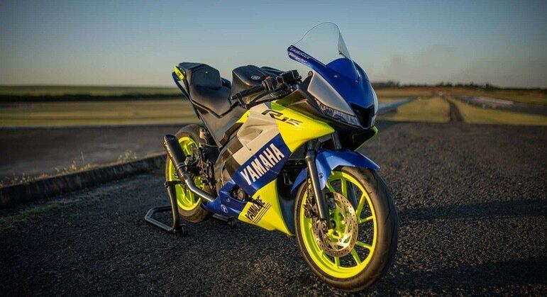 Rodas de 17 polegadas com pneus 100/80 na dianteira e 140/70 na traseira